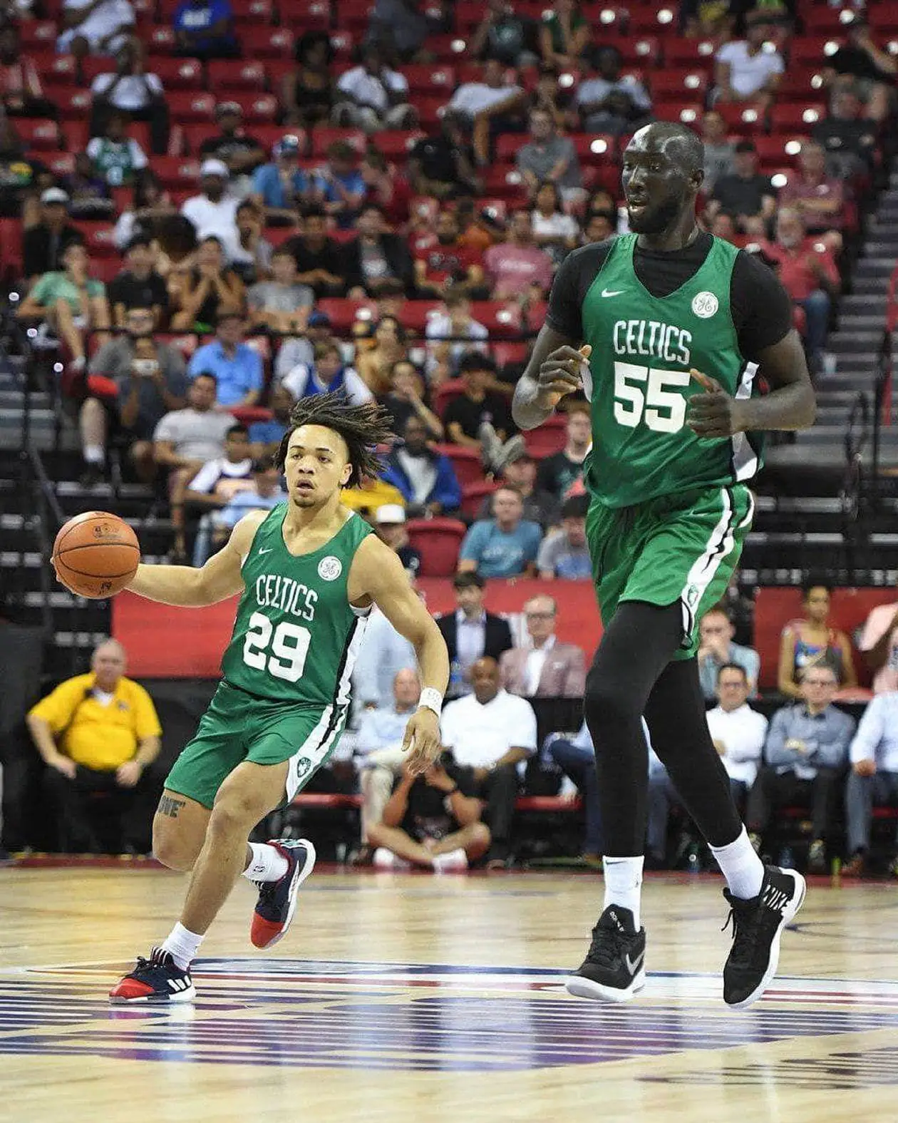 Рост баскетболиста «Бостона» больше 230 сантиметров!  Посмотрите на других игроков на его фоне