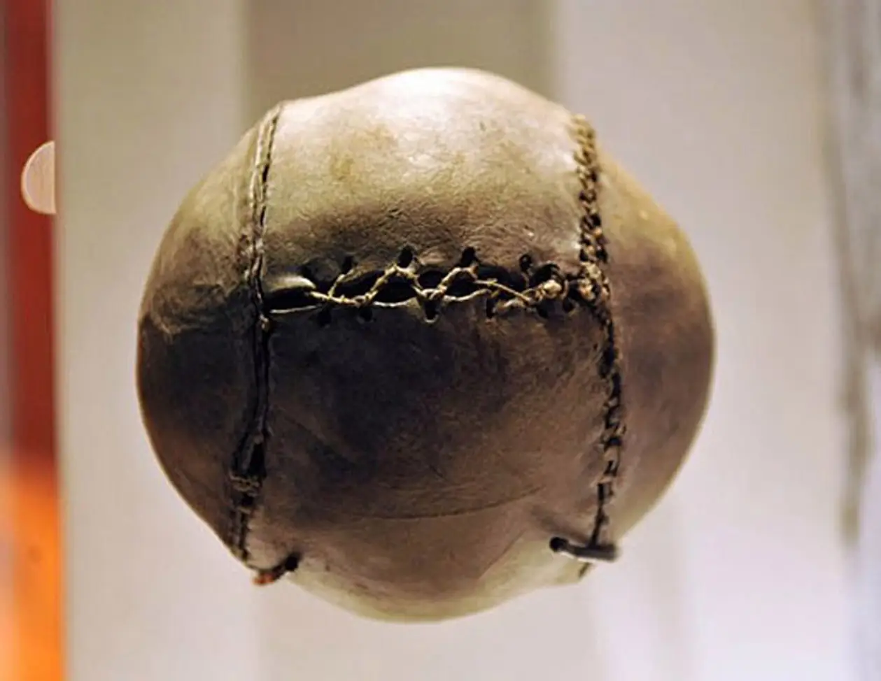 Самый старый футбольный мяч в мире