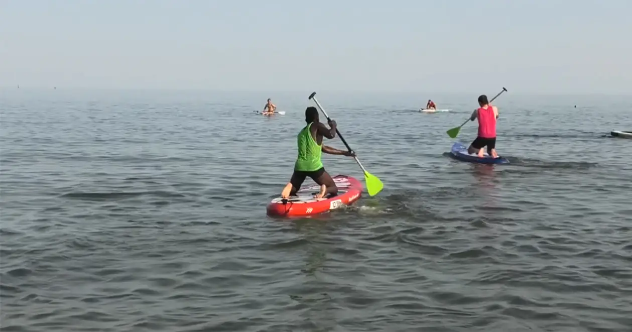 Необычная тренировка «Мариуполя» на воде. Игроки попробовали свои силы в сапсерфинге