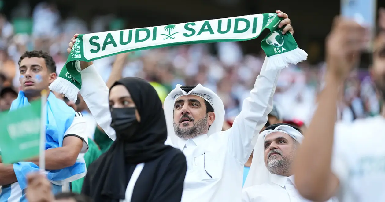 Ще 5 років тому Саудівська Аравія вимагала забрати ЧС та піратила катарський beIN Sports – тепер їхні лідери сидять на матчі поруч
