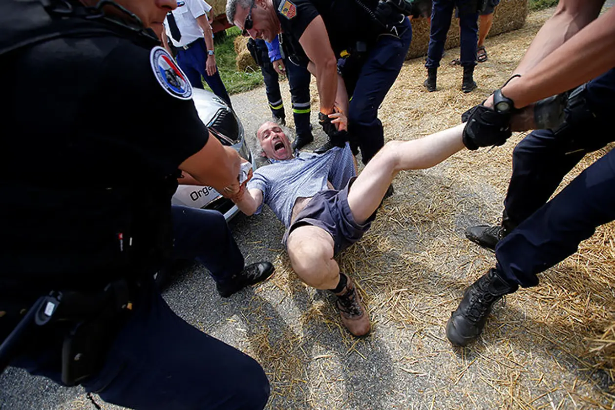 Полиция применила слезоточивый газ на «Тур де Франс». Пострадали гонщики