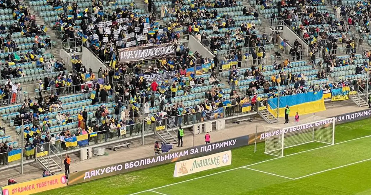 Важливий меседж: фанати збірної України вивісили особливий банер на трибунах