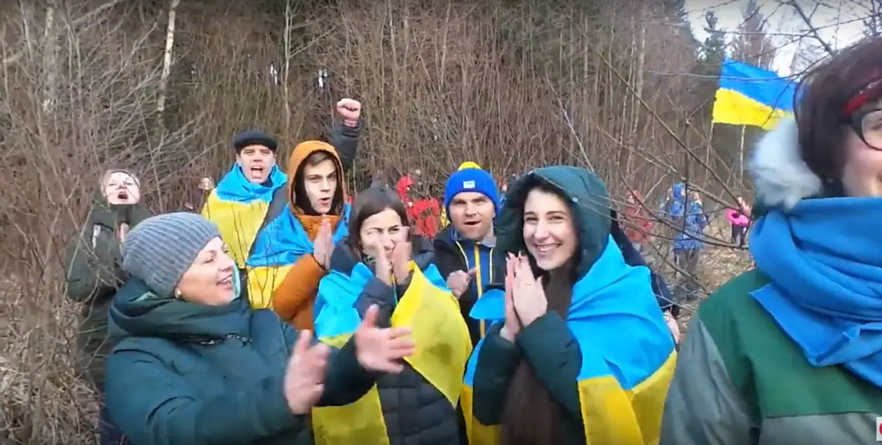 «Прорвалися через кордон поліції, через ліс». Українські вболівальники таки потрапили на гонки в Нове Место