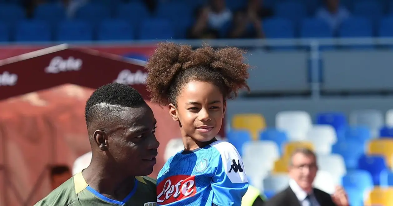 Балотелли вышел на матч против «Наполи» с дочерью в футболке «Наполи». Ее мать родом из Неаполя