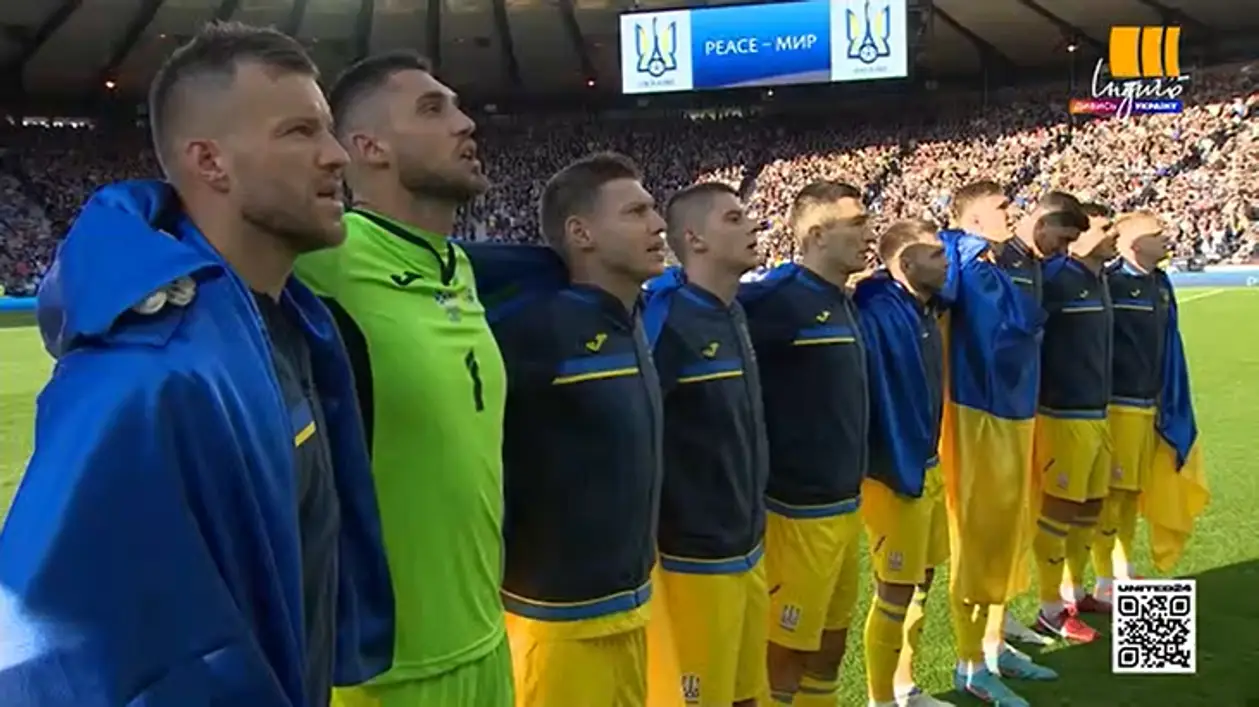 Душевне виконання гімну України перед матчем проти Шотландії. Співав весь стадіон 💙💛