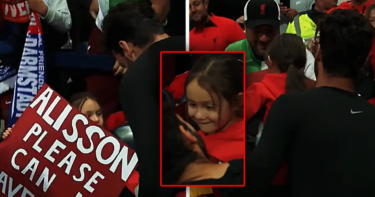 😍 Милота дня: Аліссон подарував футболку маленькій вболівальниці. Дівчинка була в захваті