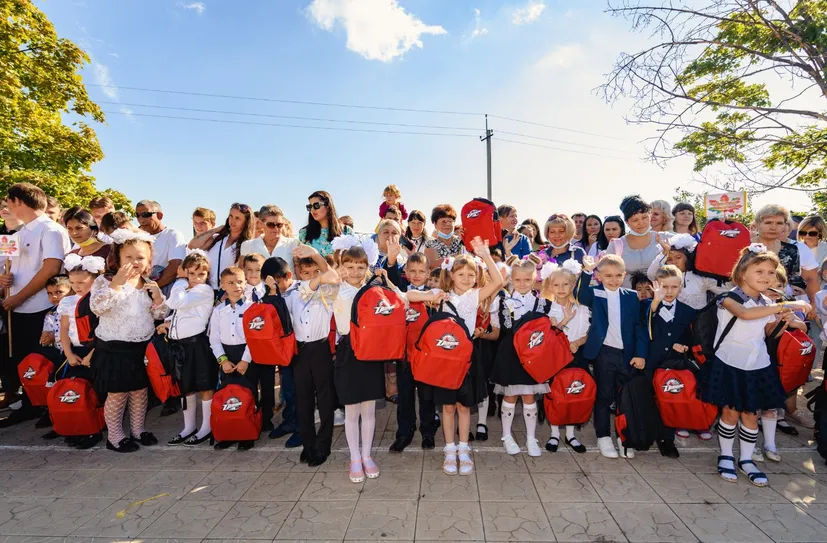 2 350 первоклассников получили фирменные рюкзаки от ХК «Донбасс» и Благотворительного фонда Бориса Колесникова