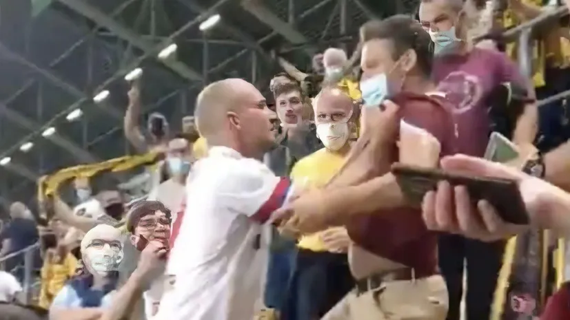 Игрок «Гамбурга» устроил потасовку на трибунах: схватил болельщика за футболку и повалил на землю