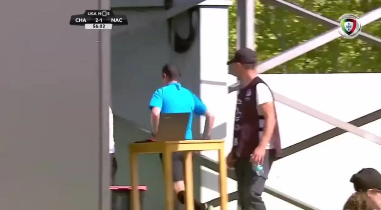 В Португалии остановили игру чемпионата, чтобы лайнсмен сходил в туалет. Когда вернулся – ему показали красную карточку