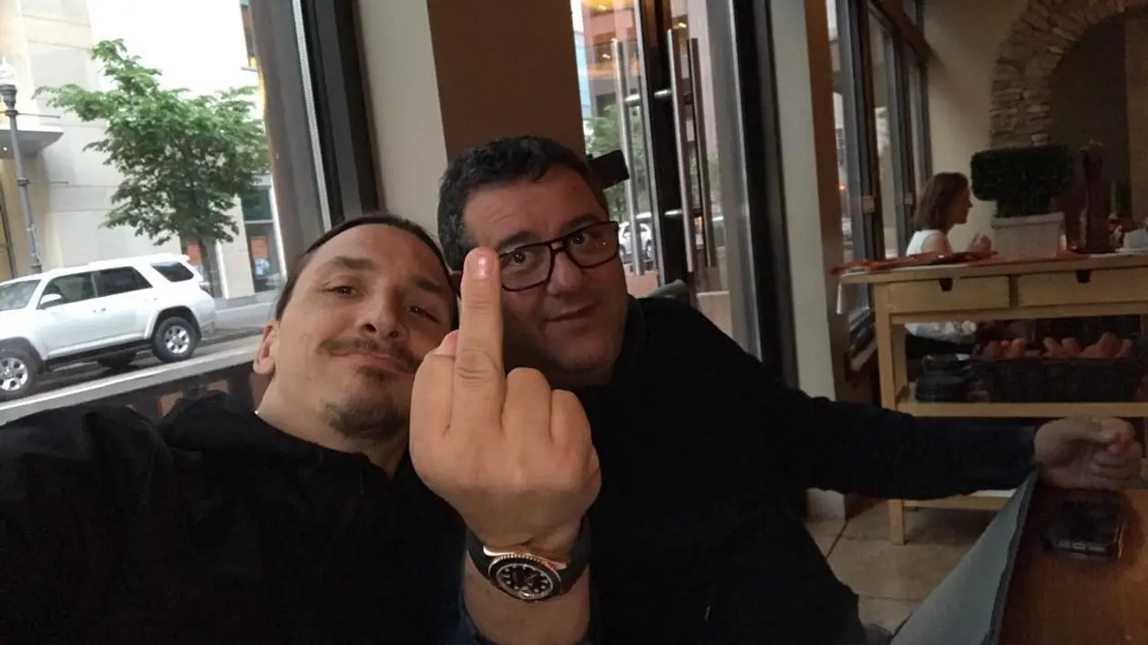 Ибрагимович опубликовал фото в Instagram с Райолой,  передавшим привет средним пальцем