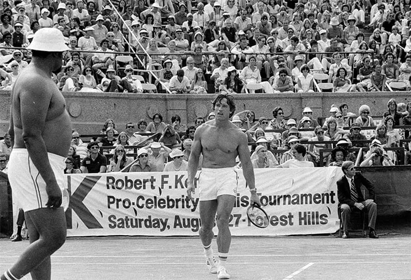 В 1977-м полуголый Шварценеггер играл в теннис на кортах US Open. Так он влился в клан Кеннеди и стал суперзвездой