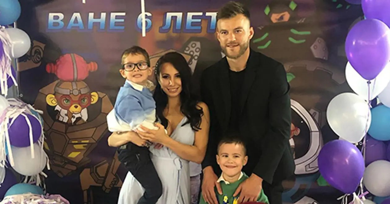 Жена Ярмоленко поделилась милым семейным фото с маленьким сыном