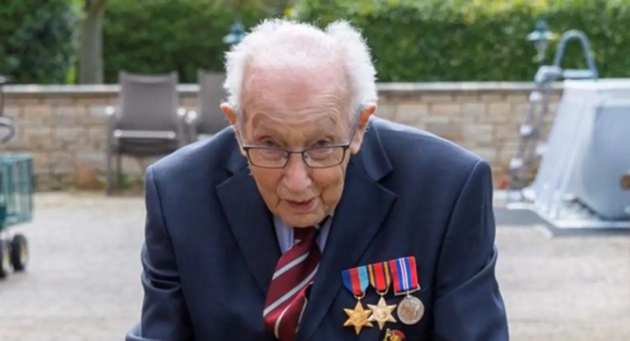 99-летний ветеран прошел 100 кругов во дворе, чтобы собрать 1000 фунтов для врачей. Получилось больше 12 млн