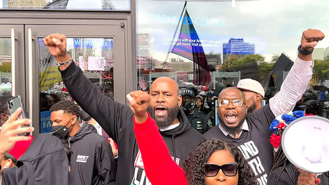 Беспорядки в Бруклине: поклонники Кайри Ирвинга, который так и не привился, шумно протестовали и чуть не прорвались на арену