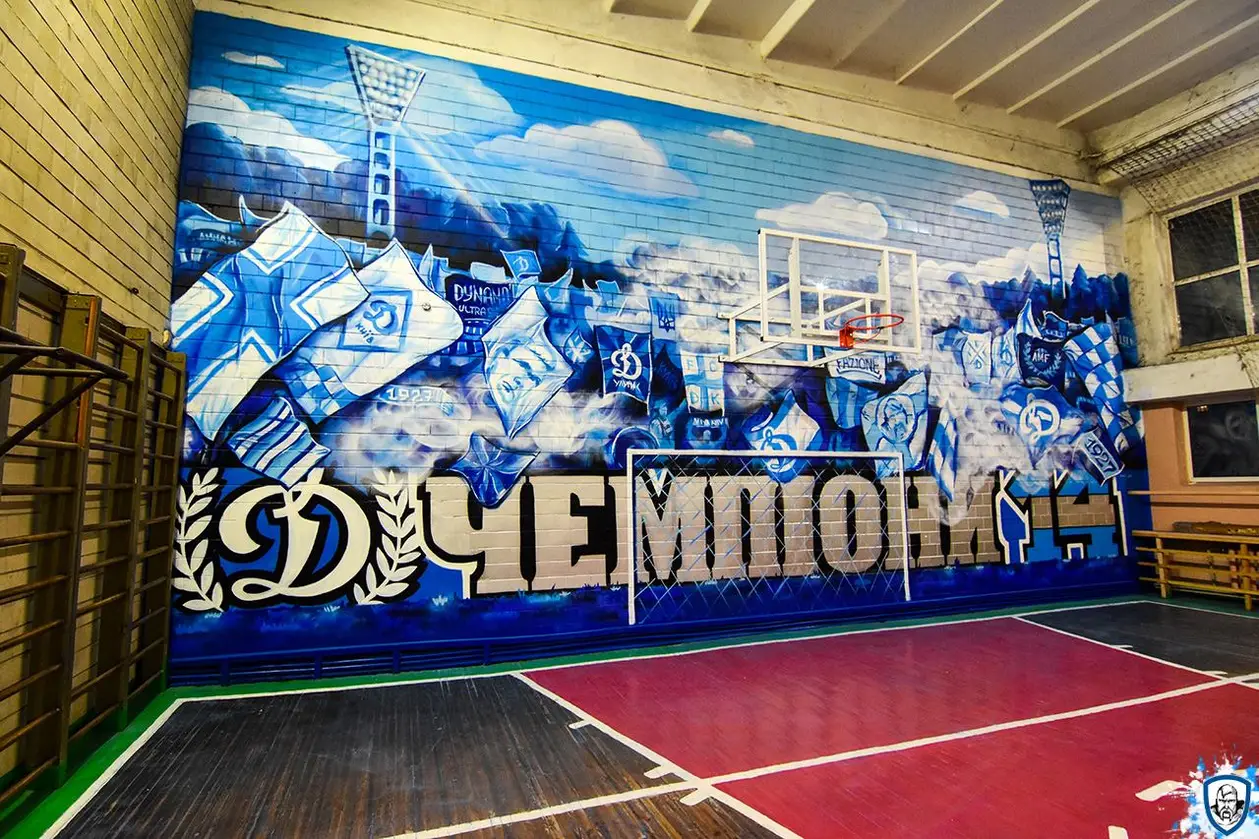 Ультрас «Динамо» подарили школе крутое граффити. Впечатляет