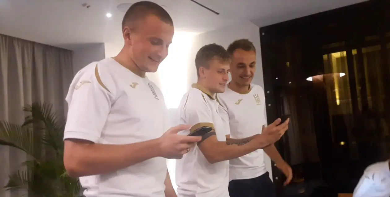 Новички сборной Украины на посвящении спели российскую песню «Младший лейтенант»