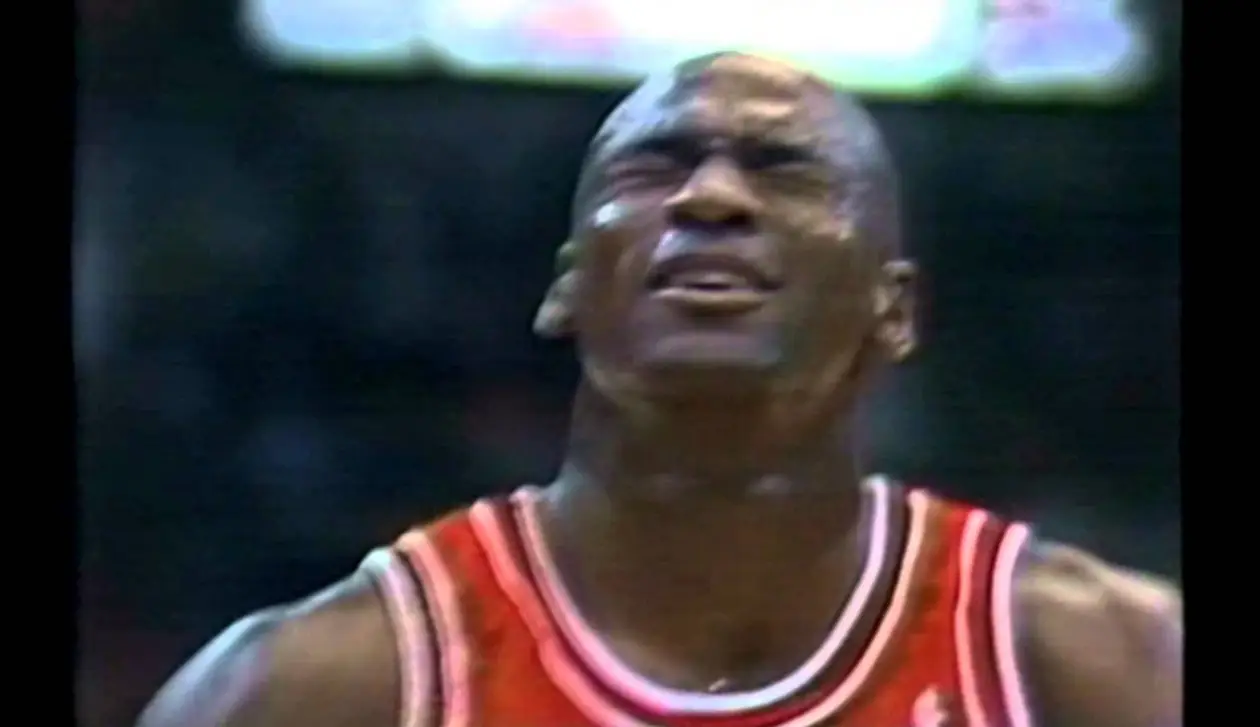 «Эй, Мутомбо, этот для тебя, малыш». 29 лет назад Джордан исполнил самый пижонский штрафной в истории НБА