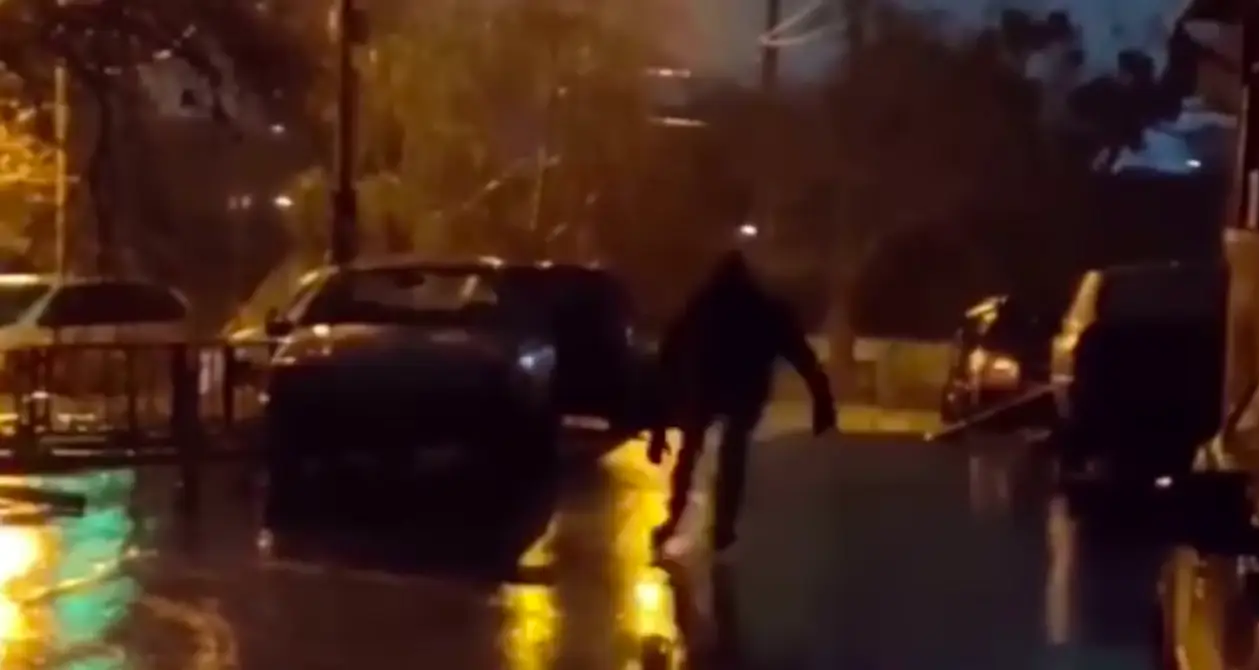 Киев превратился в сплошной каток. Люди катаются по улицам на коньках