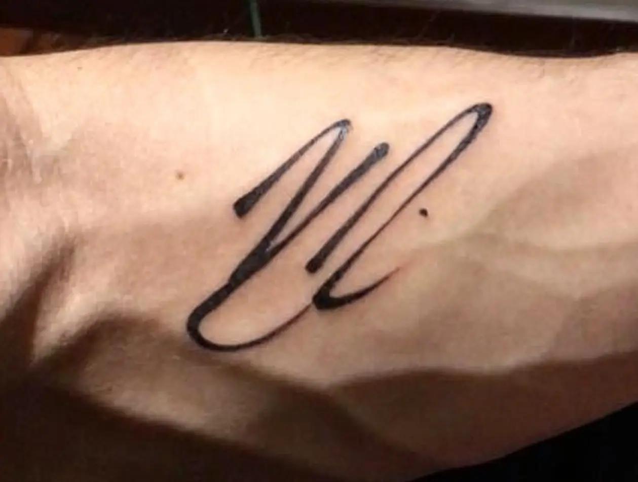 Фанат 14 лет ждал встречи с Райкконеном ради автографа на руке. Получил – и тут же превратил роспись в татуировку