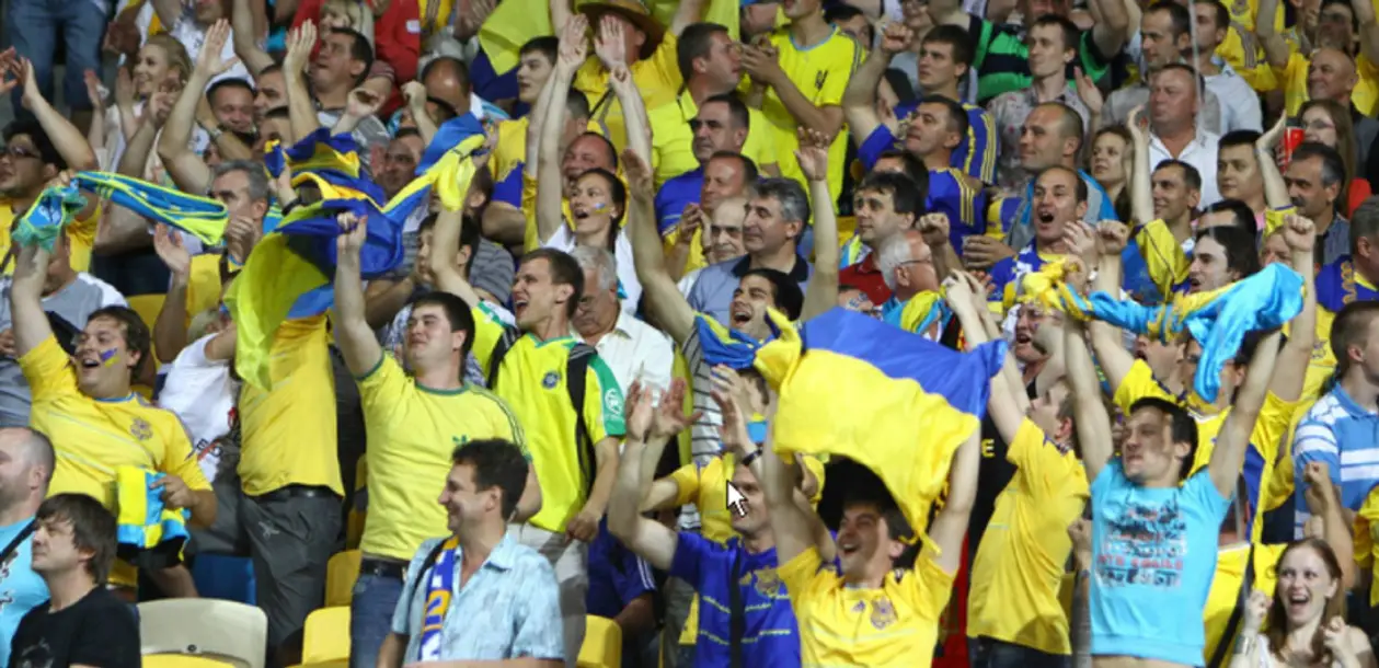 «Путин х**ло»! Перед матчем Чехия — Украина на стадионе пропал свет, но наши фанаты не скучали