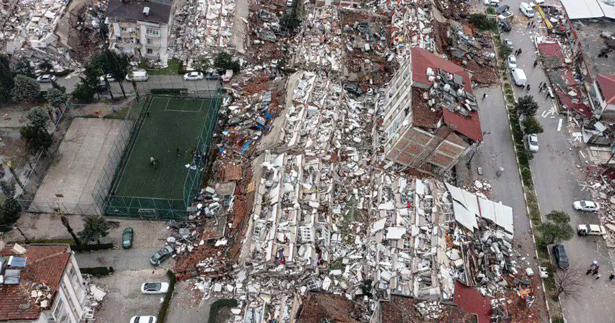 В Туреччині потужний землетрус забрав життя близько 1500 людей. В країні зараз на зборах майже всі команди УПЛ 