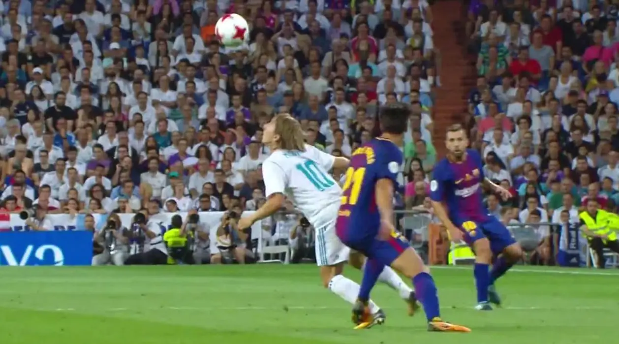 Космический прием мяча Модрича в матче с «Барселоной»