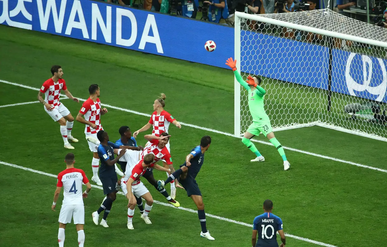 Манджукич срезал мяч в свои ворота. Франция впереди