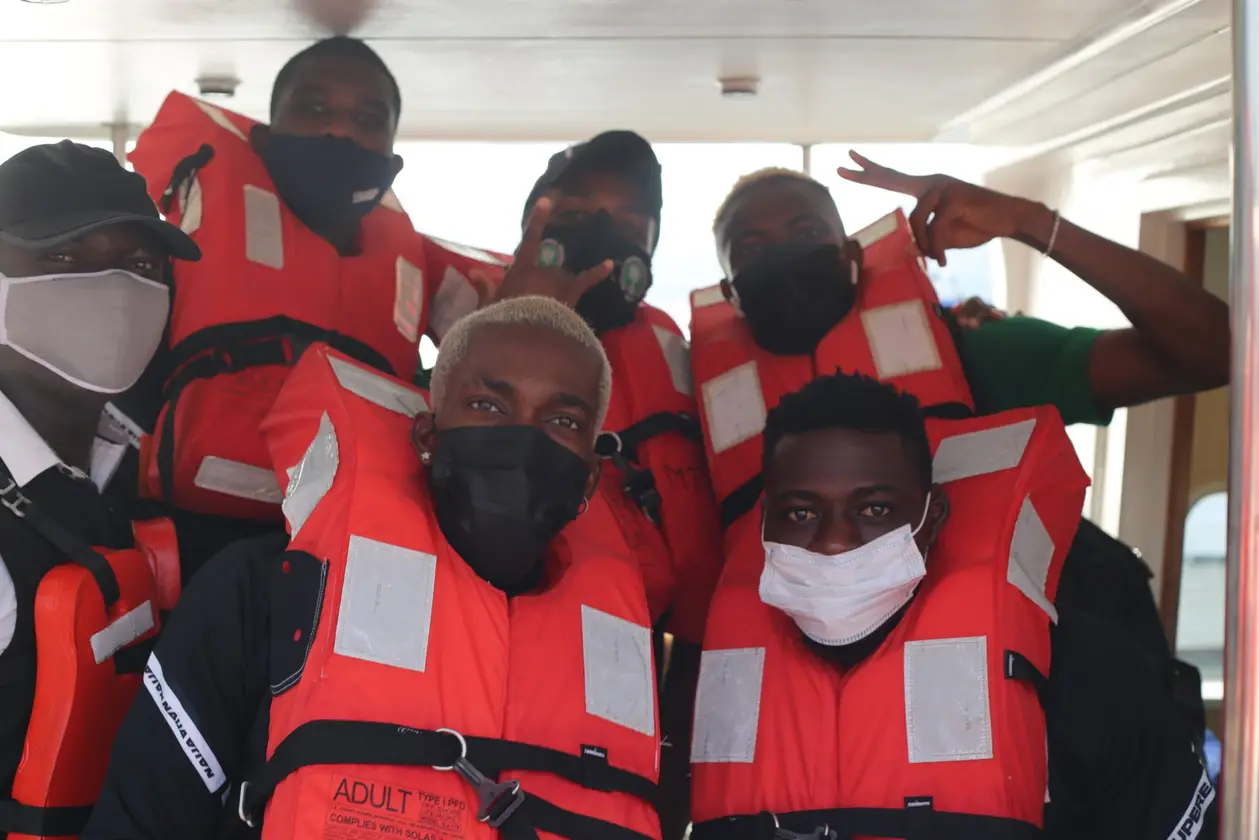 🚤 Сборная Нигерии испугалась пробок и выбрала мокрый путь в Бенин – на лодках
