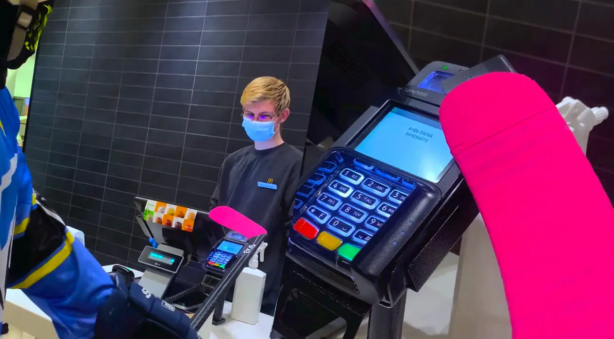 Как безопасно расплатиться в McDonalds в пандемию (видео)
