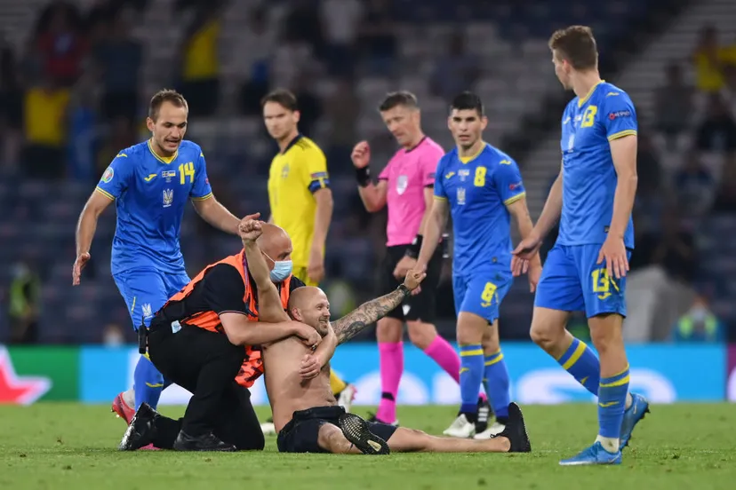 Оказывается, в концовке матча Украина – Швеция на поле выбежал полуголый фанат