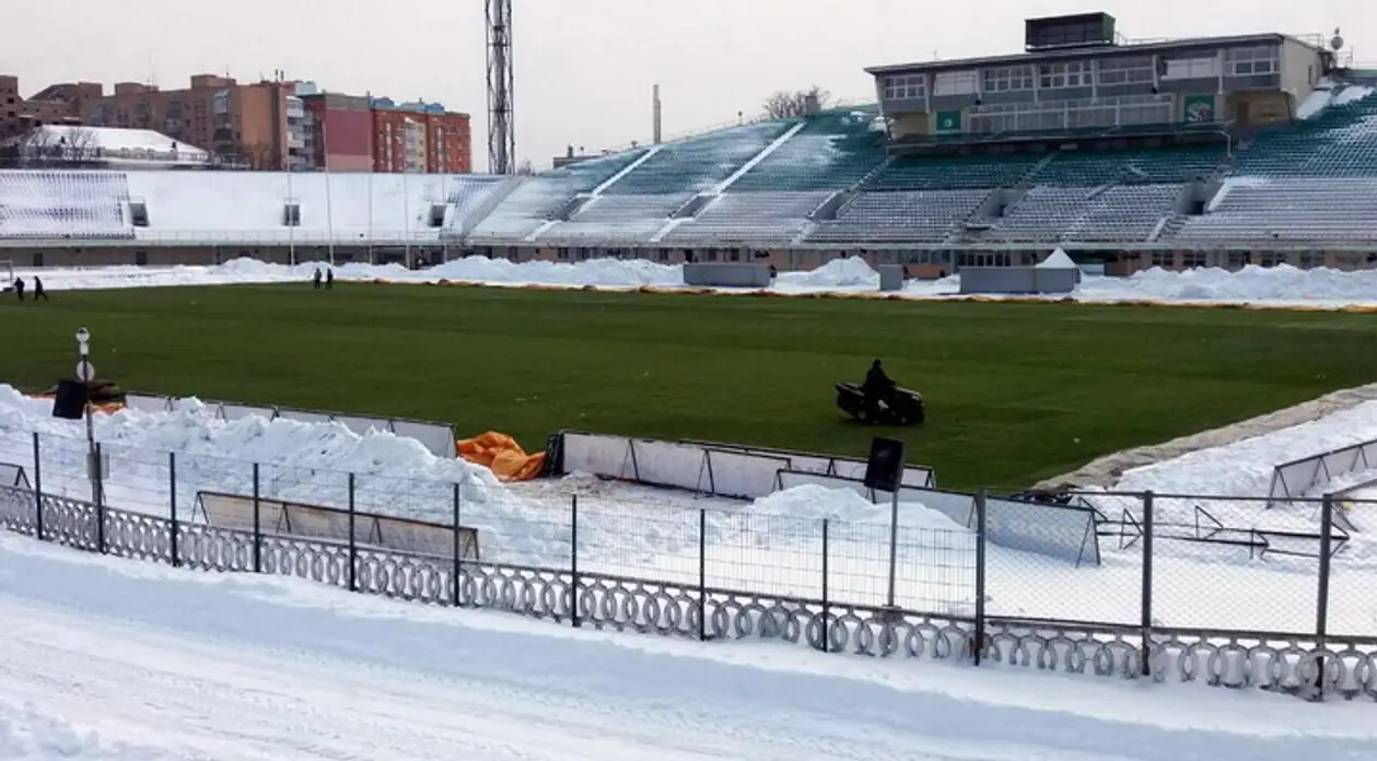 Как на стадионе «Ворсклы» боролись со снегом