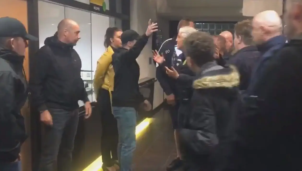 Голландские болельщики выгоняют президента клуба с его офиса. Не помогли даже стюарды
