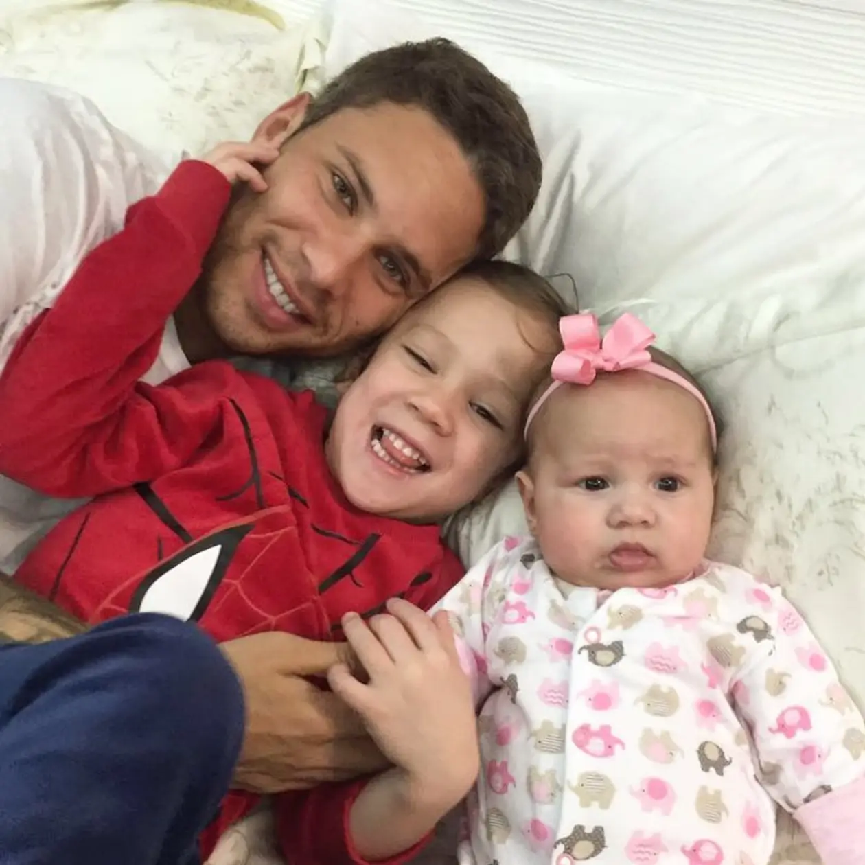 Новая украинская семья: Марлос, его супруга и дети