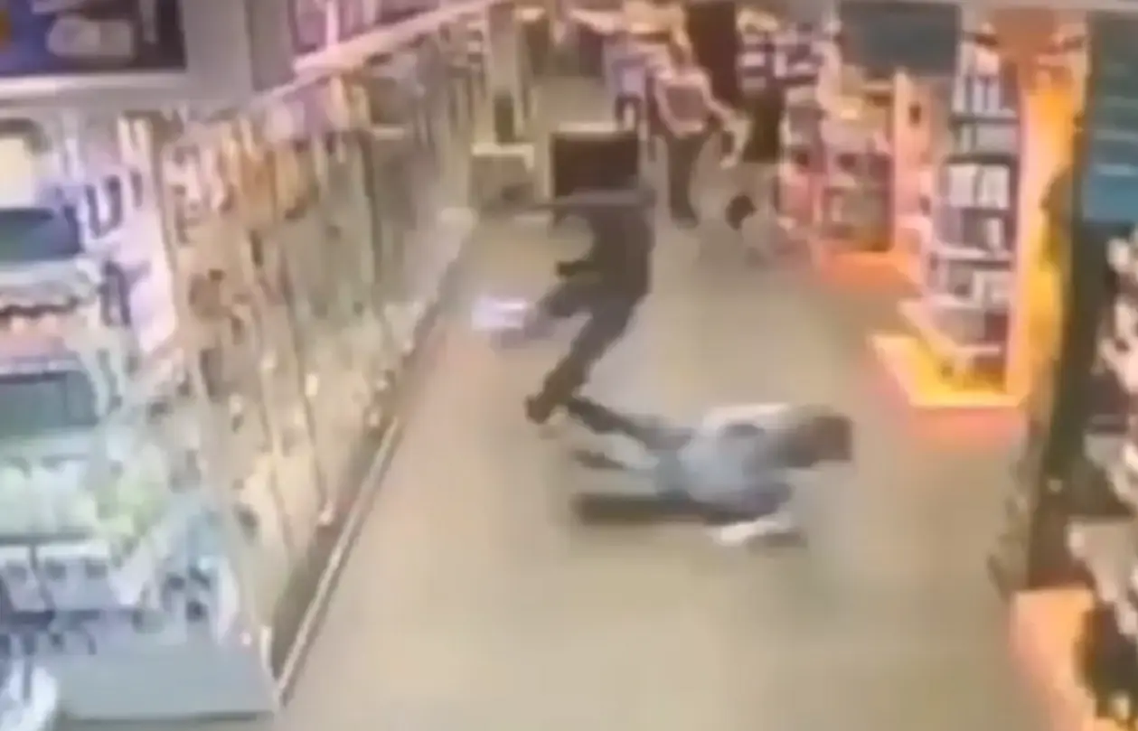 Охранник супермаркета снес грабителя в подкате. Даже Мальдини позавидовал бы