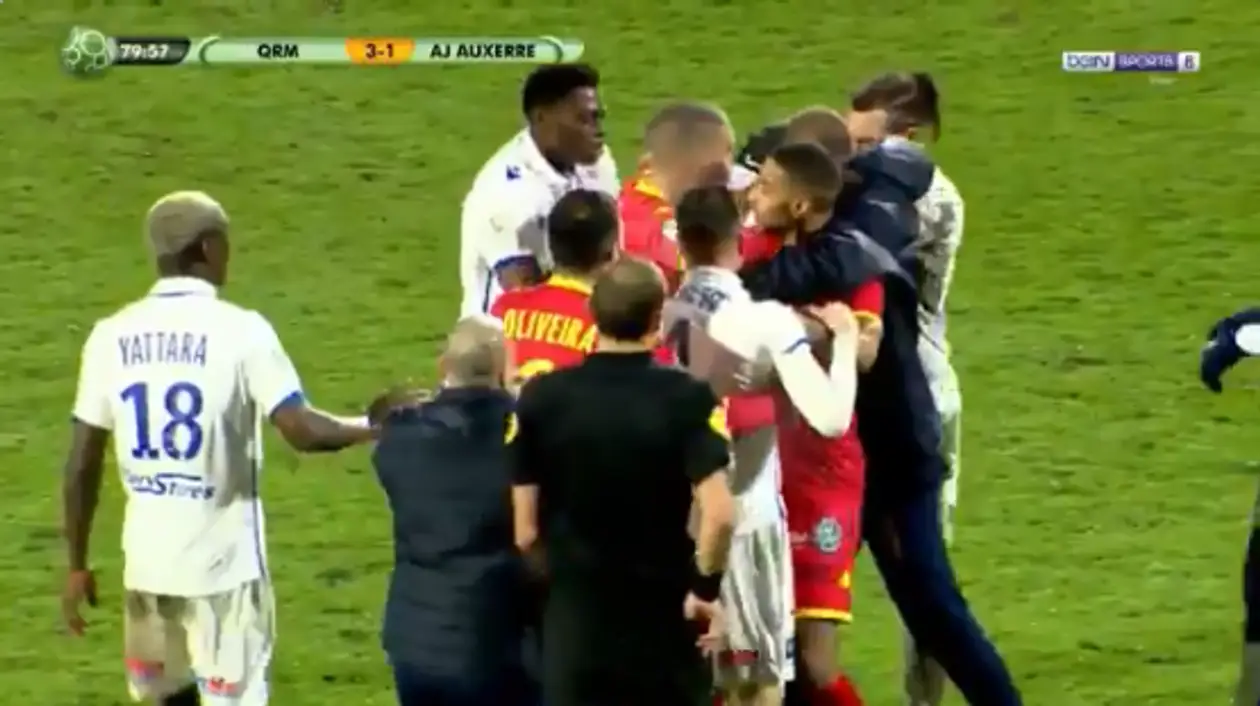 Футболисты французского клуба расстроились из-за поражения и подрались во время матча