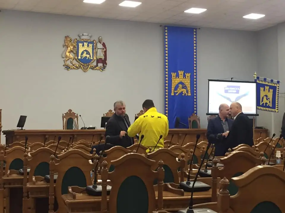 Президент «Руха» одевает депутатов Львовского горсовета