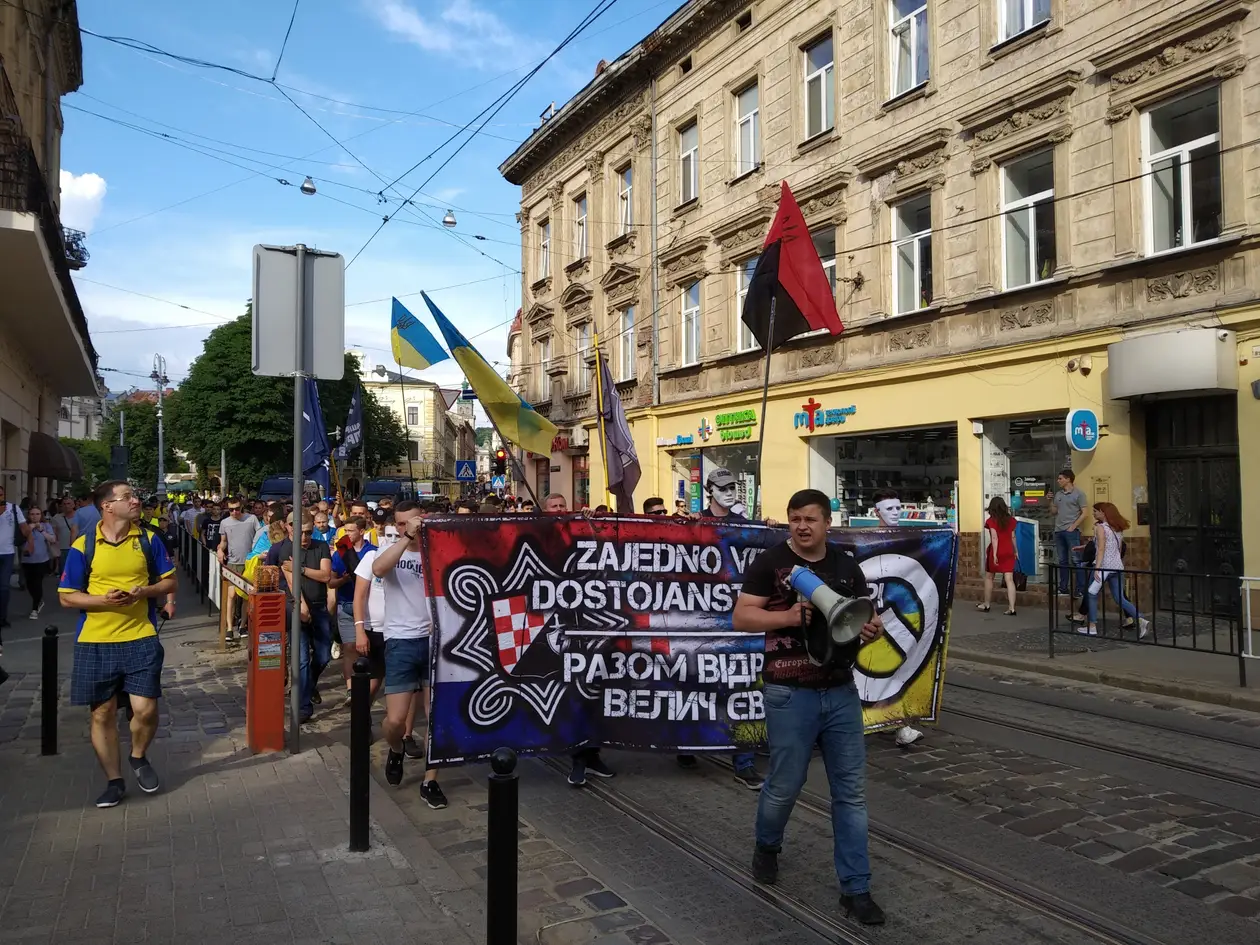 «Путін, геть з України». Україно-хорватський марш фанатів у Львові