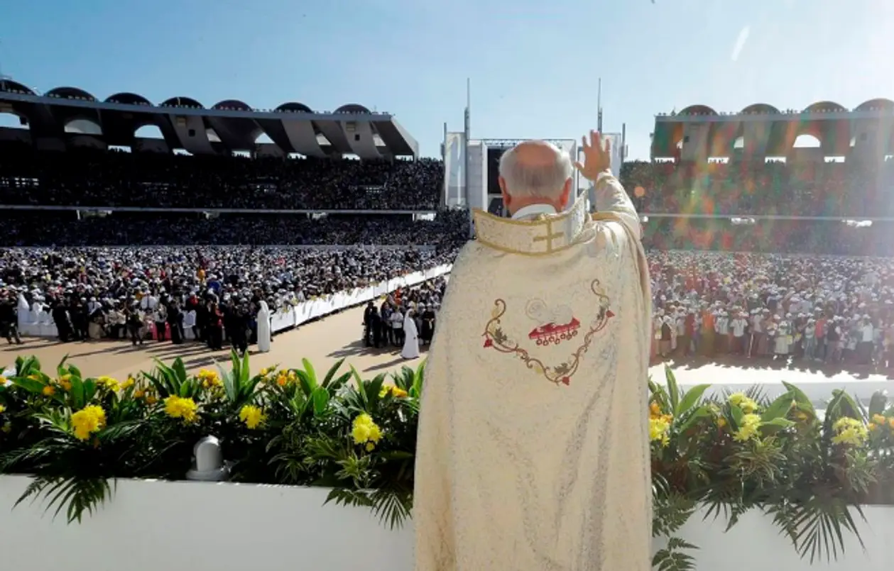 Фото дня. 135 тысяч человек на стадионе в Абу-Даби во время мессы Папы римского