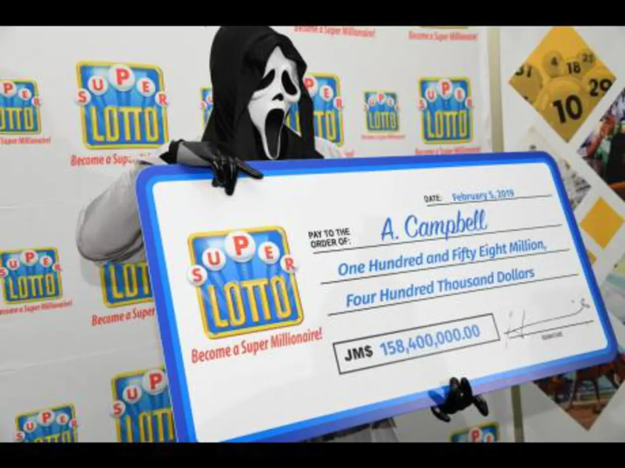 Переможець лотереї прийшов за виграшем в страшній масці