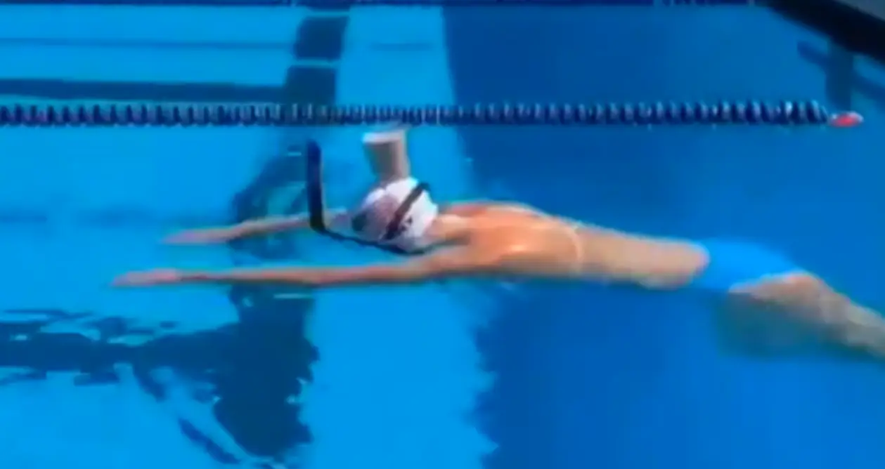 Олимпийская чемпионка по плаванию устроила заплыв со стаканом шоколадного молока на голове