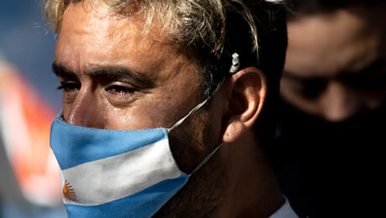 Аргентина тонет в слезах. Гроб с телом Марадоны выставили в президентском дворце