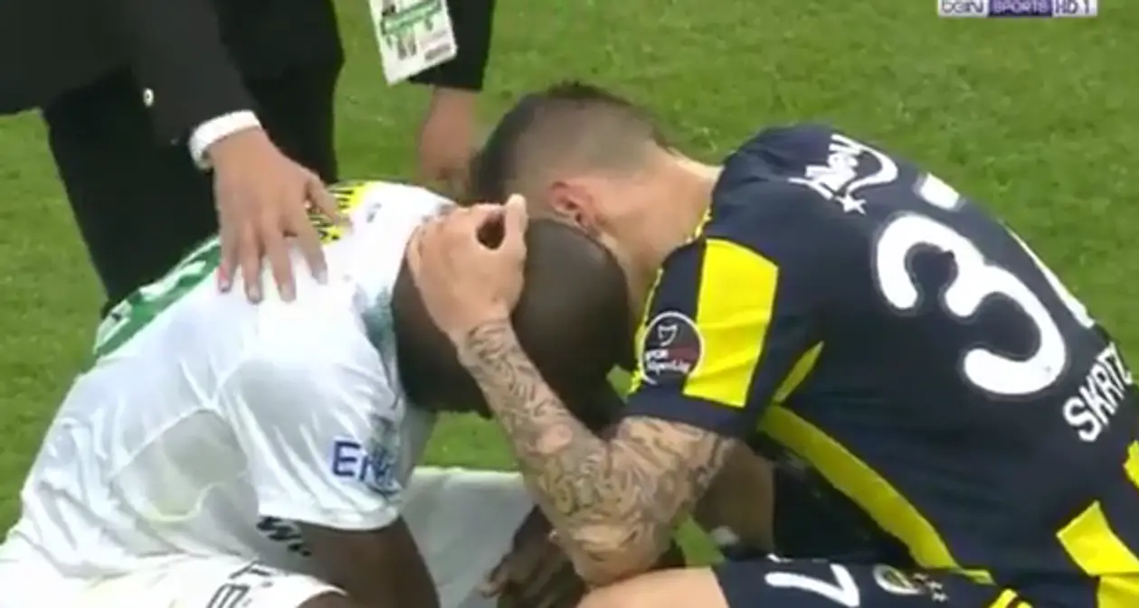 Нападающий «Бурсаспора» расплакался после поражения, а игроки «Фенербахче» утешили его