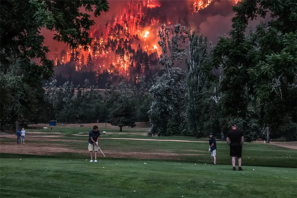 Фото дня. Гольф на фоне лесных пожаров в Америке