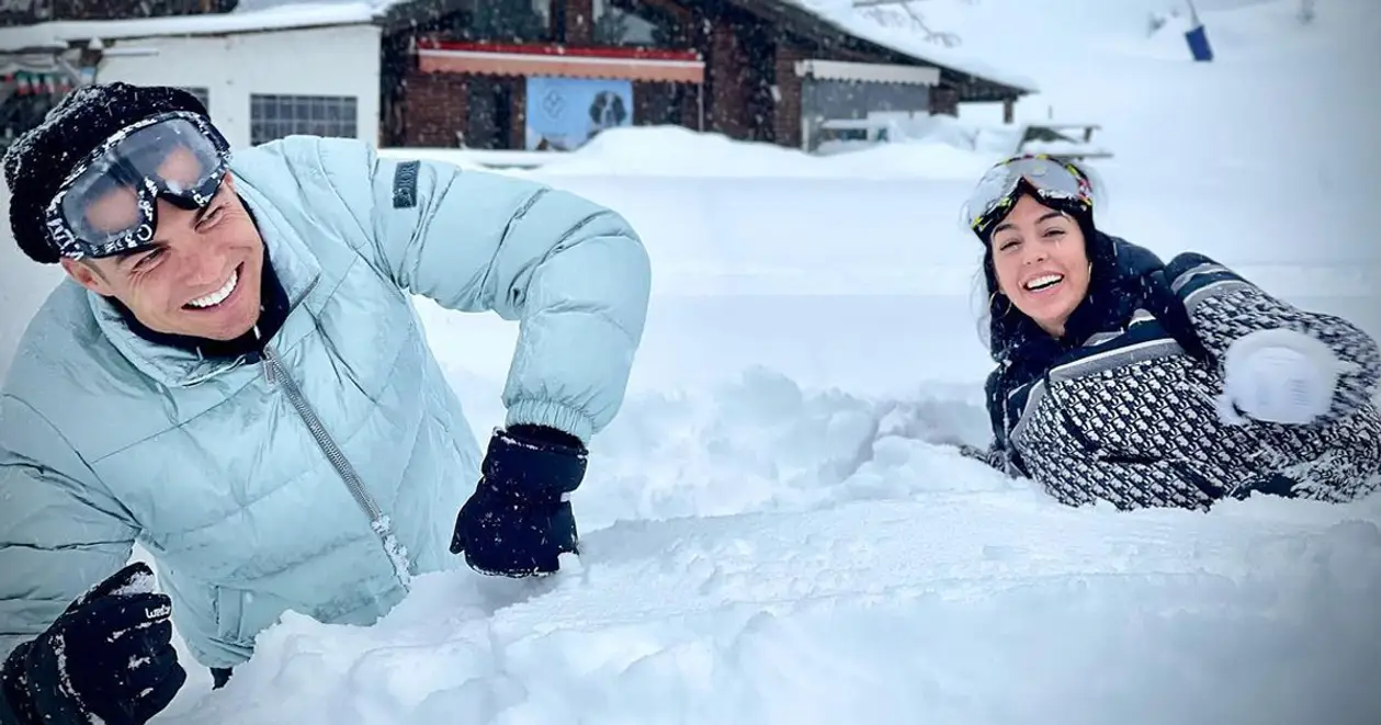 Снежные фото с зимнего отдыха Роналду и Джорджины