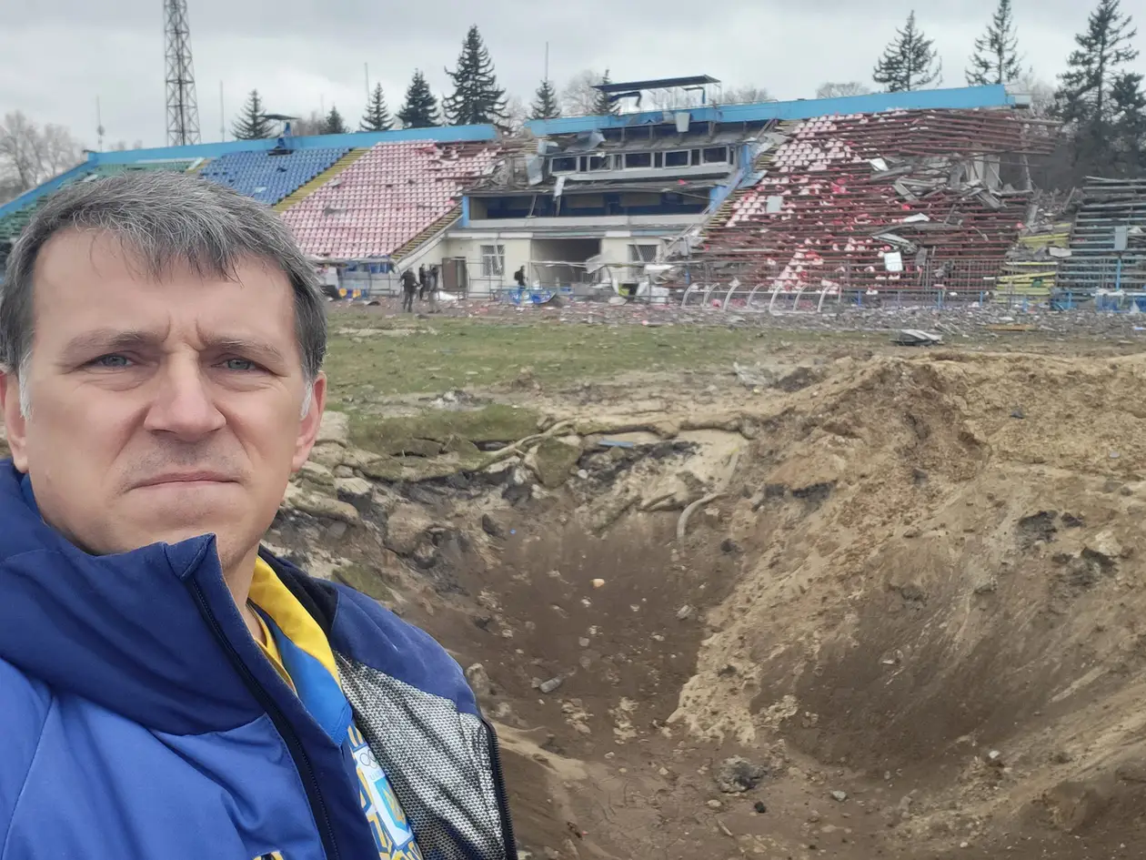 Михайло Гераскевич показав вирву на стадіоні «Десни». Рашисти скидали на нього 500-кілограмові авіабомби