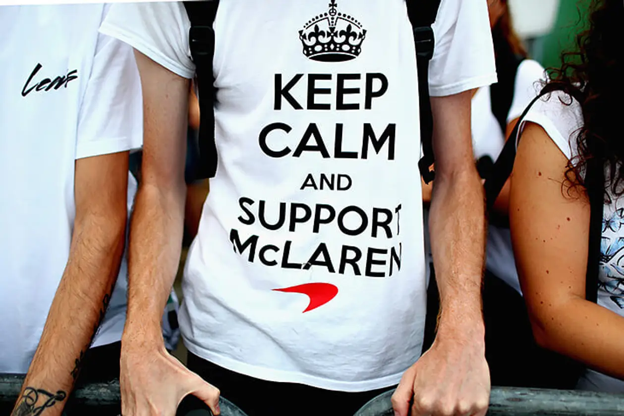 Найден главный фанат «Макларена» во вселенной: целый год ходил только в разных футболках любимой команды. Заценили даже гонщики