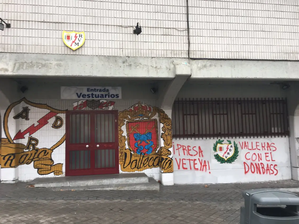 «Нет нацистам. Вальекас встают на тропу войны». Ультрас «Райо» разрисовали стены в знак протеста против Зозули