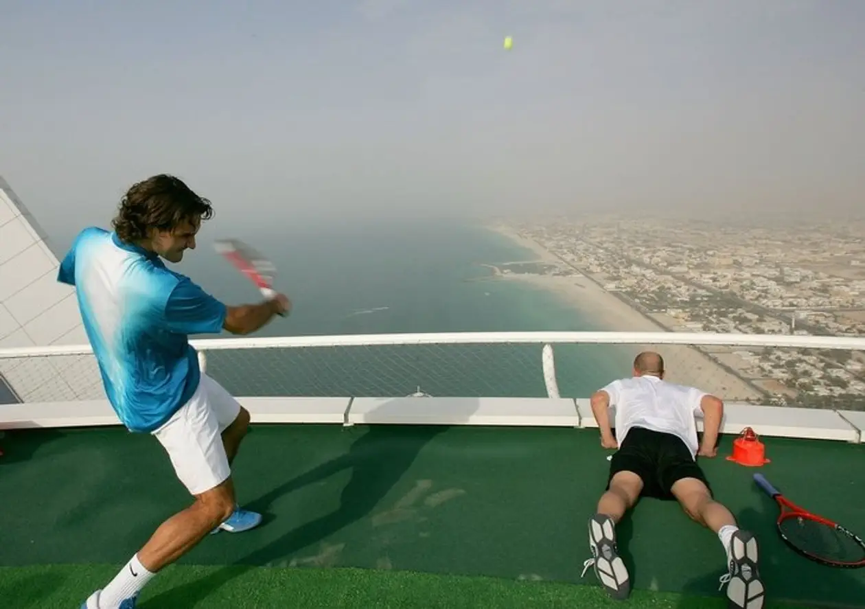 14 лет назад Федерер и Агасси сыграли на вертолетной площадке: высота 321 метр, мячи улетали в залив