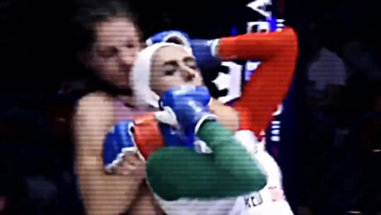 Иранская девушка дебютировала в MMA в хиджабе. Ее задушили за 19 секунд и долго откачивали