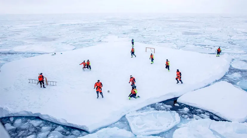 Сотрудники норвежской береговой охраны играют в футбол на айсберге рядом с Гренландией
